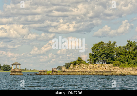 Alte Ruinen von Steinmauern und einem Brunnen auf Sheffield Insel Norwalk Connecticut vom Wasser aus gesehen Meer Cumulus-Wolken Stockfoto