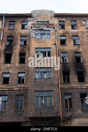 Verbrannte Gebäude gebrochen Stockfoto