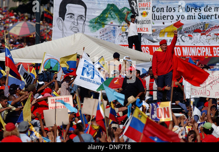 Venezuelas Präsident Hugo Chavez trägt seine kultigen roten Baskenmütze, wie er Anhängern zu einer politischen Kundgebung in Caracas, Venezu salutiert Stockfoto