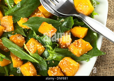 Gebackener Kürbis, Spinat und Sesam Salat (selektiven Fokus, Fokus ein Drittel ins Bild) Stockfoto