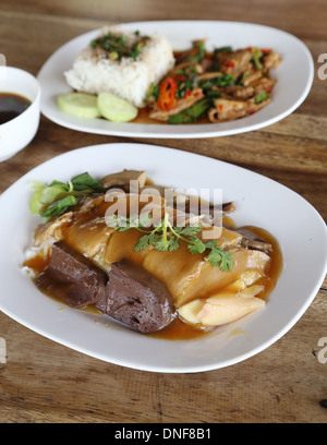 Reis mit Ente und gebratenes Schweinefleisch mit Basilikum Stockfoto