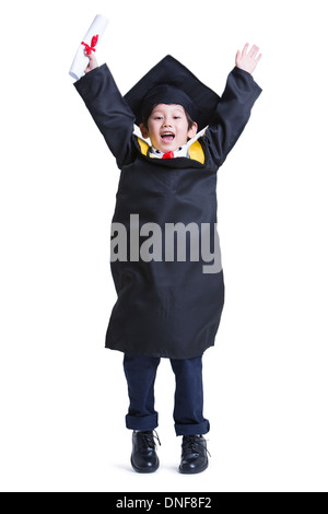 Süsser Boy bei der Graduierung Kleid Feier Stockfoto