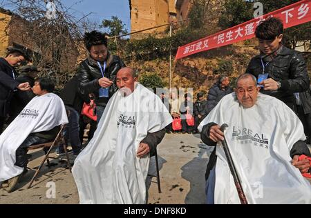 Wuyi, China Zhejiang Provinz. 25. Dezember 2013. Freiwillige geben kostenlosen Haarschnitt für die Dorfbewohner bei Liuconghu Dorf des Wuyi County, Ost-China Zhejiang Provinz, 24. Dezember 2013. Eine Reihe von Service wurden regelmäßig durch ein Regierungsteam des Wuyi County zugunsten der Landbewohner angeboten. © Tan Jin/Xinhua/Alamy Live-Nachrichten Stockfoto