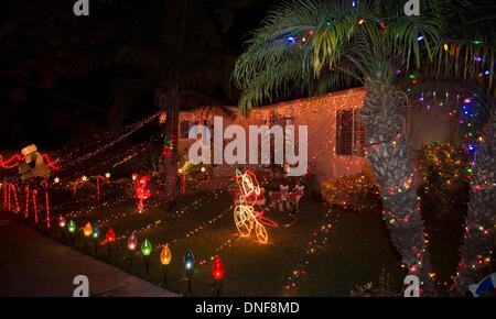 Los Angeles, Kalifornien, USA. 24. Dezember 2013. Weihnachtsdekorationen sind bei einer Nachbarschaft in Los Angeles, Kalifornien, USA, 24. Dezember 2013 sehen. Bildnachweis: Yang Lei/Xinhua/Alamy Live-Nachrichten Stockfoto