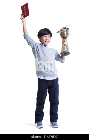 Fröhliche junge mit Urkunde und Trophäe Stockfoto