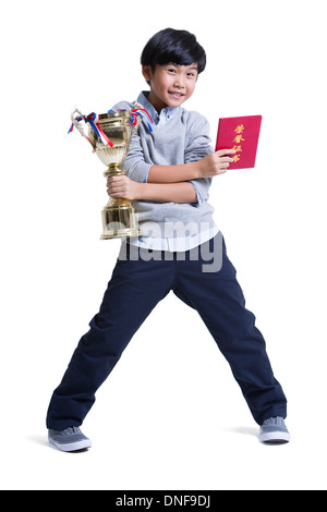 Fröhliche junge mit Urkunde und Trophäe Stockfoto