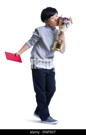 Fröhliche junge mit Urkunde und Trophäe Stockfoto