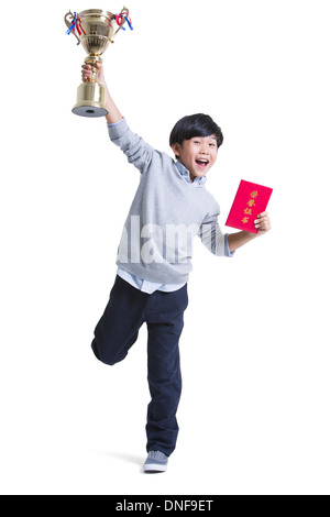 Fröhliche junge mit Urkunde und Trophäe Stockfoto