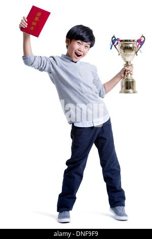 Fröhliche junge mit Urkunde und Trophäe Stockfoto