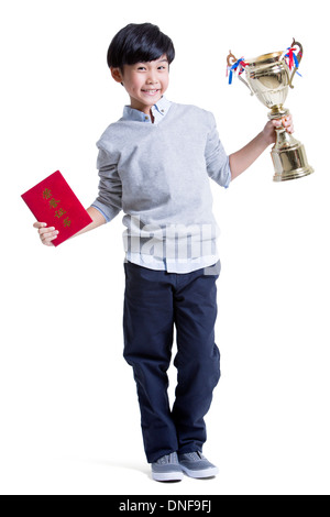 Fröhliche junge mit Urkunde und Trophäe Stockfoto