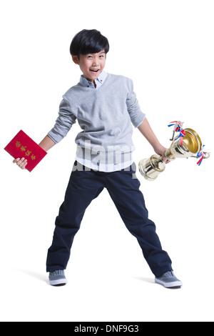 Fröhliche junge mit Urkunde und Trophäe Stockfoto