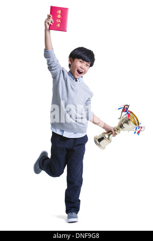 Fröhliche junge mit Urkunde und Trophäe Stockfoto