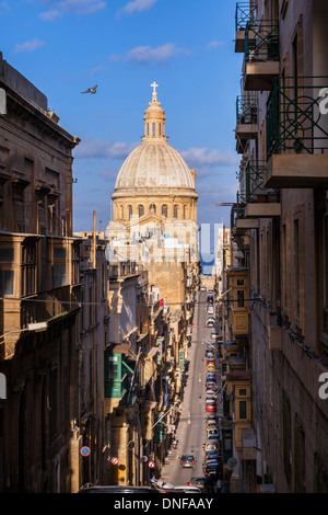 Minze-Straße in Valletta mit der Kuppel der Karmeliter Kirche, Malta. Stockfoto