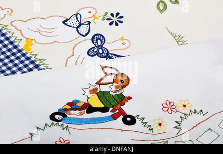 zwei Handtücher mit Dekoration für Ostern Stockfoto
