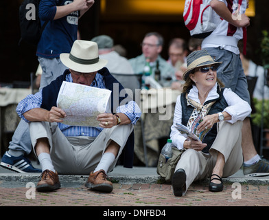 SIENA 15 Mai: zwei ältere Touristen Studium der Karte und Buch über Toskana Siena am 15. Mai 2012 Stockfoto