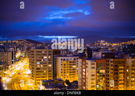 Quito, Ecuador-Skyline von Neustadt aus gesehen. Stockfoto