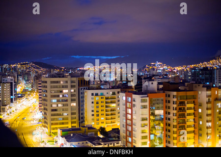 Quito, Ecuador-Skyline von Neustadt aus gesehen. Stockfoto