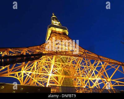 Tokio, Japan. 26. April 2013. Der alte Fernsehturm ist in der Nacht als ein Wahrzeichen der Stadt in Tokio, Japan, 26. April 2013 beleuchtet. Nach seiner Fertigstellung im Jahre 1958 wurde der Tokyo Tower der höchste Fernsehturm der Welt. Rund 3 Millionen Menschen besuchen jedes Jahr den Turm. Der Sky Tree ersetzt den Turm als höchstes Bauwerk Tokios im März 2010. Foto: Peter Jaehnel/Dpa/Alamy Live News Stockfoto