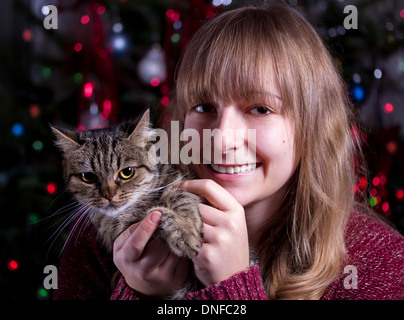 Porträt eines Mädchens mit einer Katze Stockfoto