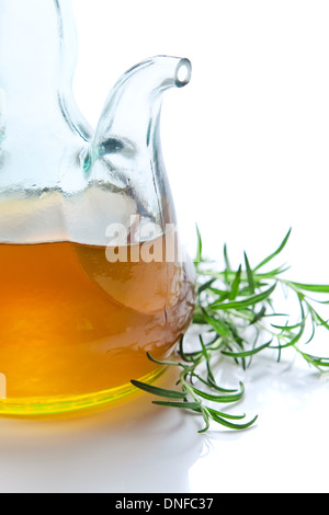 Krug mit Olivenöl auf weißem Hintergrund reflexive Stockfoto