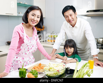 Familie in Küche Stockfoto