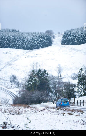 Der Epynt Range, Cambrian Mountains, Powys, UK. 25. Dezember 2013.  Fahrer zu verhandeln die B4520 Brecon-Straße zwischen Builth Wells und Brecon. Menschen, die auf dem hohen Gelände Mid Wales wachte auf eine weiße Weihnachten heute Morgen. Bildnachweis: Graham M. Lawrence/Alamy Live-Nachrichten. Stockfoto