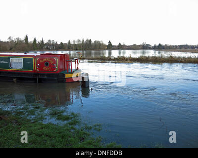 Godalming, Surrey, UK. 25. Dezember 2013. Überflutung der Fluss Wey in Godalming in Surrey. Sturm zwingen Winde und Schlagregen große Teile des südlichen England in den frühen Morgenstunden von Heiligabend verlassen, großflächigen Überschwemmungen und Powercuts am Weihnachtstag traf. Bildnachweis: James Jagger/Alamy Live News Stockfoto