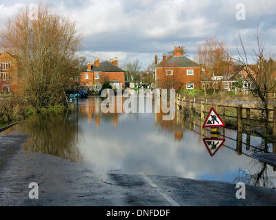 Godalming, Surrey, UK. 25. Dezember 2013. Überflutung der Fluss Wey in Godalming in Surrey. Sturm zwingen Winde und Schlagregen große Teile des südlichen England in den frühen Morgenstunden von Heiligabend verlassen, großflächigen Überschwemmungen und Powercuts am Weihnachtstag traf. Bildnachweis: James Jagger/Alamy Live News Stockfoto