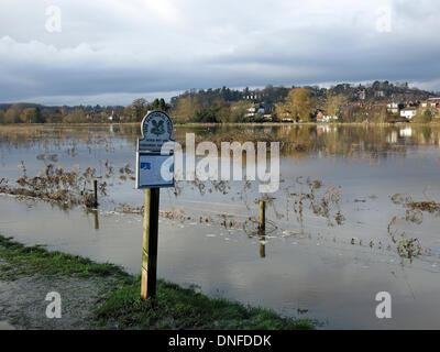 Godalming, Surrey, UK. 25. Dezember 2013. Überflutung der Fluss Wey in Godalming in Surrey. Sturm zwingen Winde und Schlagregen große Teile des südlichen England in den frühen Morgenstunden von Heiligabend verlassen, großflächigen Überschwemmungen und Powercuts am Weihnachtstag traf. Bildnachweis: James Jagger/Alamy Live News Stockfoto