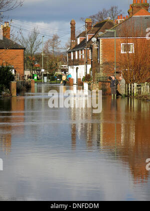 Godalming, Surrey, UK. 25. Dezember 2013. Überflutung der Fluss Wey in Godalming in Surrey. Sturm zwingen Winde und Schlagregen große Teile des südlichen England in den frühen Morgenstunden von Heiligabend verlassen, großflächigen Überschwemmungen und Powercuts am Weihnachtstag traf. Bildnachweis: James Jagger/Alamy Live News Stockfoto