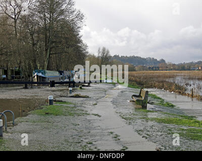 Godalming, Surrey, UK. 25. Dezember 2013. Überflutung der Fluss Wey in Godalming in Surrey. Sturm zwingen Winde und Schlagregen große Teile des südlichen England in den frühen Morgenstunden von Heiligabend verlassen, großflächigen Überschwemmungen und Powercuts am Weihnachtstag traf. Bildnachweis: James Jagger/Alamy Live News Stockfoto