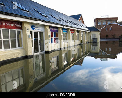 Godalming, Surrey, UK. 25. Dezember 2013. Überflutung der Fluss Wey in Godalming in Surrey. Sturm zwingen Winde und Schlagregen große Teile des südlichen England in den frühen Morgenstunden von Heiligabend verlassen, großflächigen Überschwemmungen und Powercuts am Weihnachtstag traf. Bildnachweis: James Jagger/Alamy Live News Stockfoto