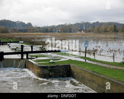 Godalming, Surrey, UK. 25. Dezember 2013. Überflutung der Fluss Wey in Godalming in Surrey. Sturm zwingen Winde und Schlagregen große Teile des südlichen England in den frühen Morgenstunden von Heiligabend verlassen, großflächigen Überschwemmungen und Powercuts am Weihnachtstag traf. Bildnachweis: James Jagger/Alamy Live News Stockfoto