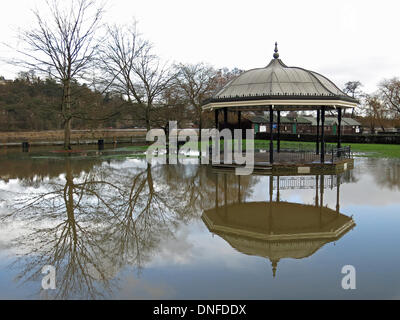 Godalming, Surrey, UK. 25. Dezember 2013. Überflutung der Fluss Wey in Godalming in Surrey. Sturm zwingen Winde und Schlagregen große Teile des südlichen England in den frühen Morgenstunden von Heiligabend verlassen, großflächigen Überschwemmungen und Powercuts am Weihnachtstag traf. Bildnachweis: James Jagger/Alamy Live News Stockfoto