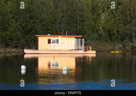 Hausboot auf dem Chena River in Fairbanks, Alaska. Stockfoto