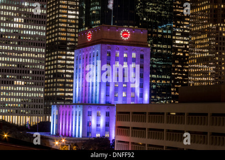 Weihnachtsbeleuchtung in Downtown Houston, Texas, bei Nacht. Stockfoto