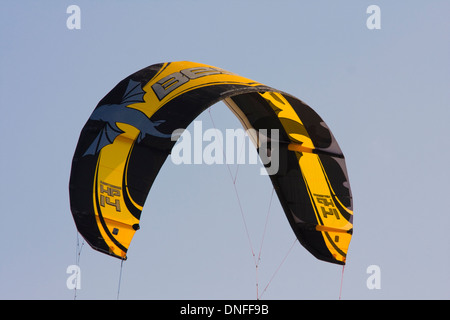 Fliegen einen großen Drachen - im St. Andrew State Park in Panama City Beach an der Golfküste von Florida. Stockfoto