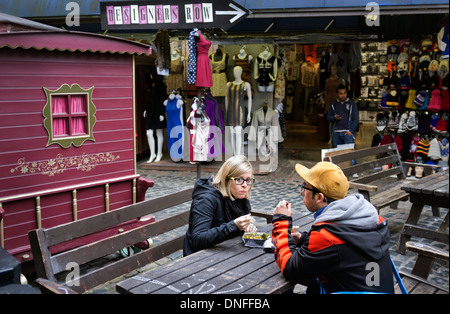 Paar-Sitzung Fastfood bei Camden Lock Ställe Markt Camden Stadt Nord-London UK Stockfoto