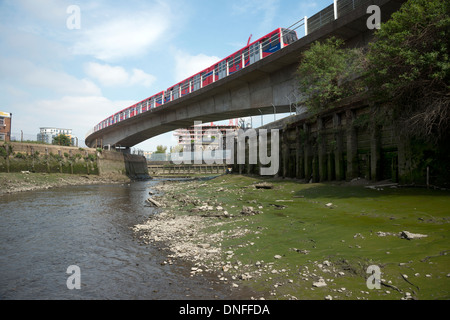 Dockland light Railway train Kreuzung Fluß Ravensbourne ein Nebenfluss der Themse an der Creek Deptford London UK Stockfoto