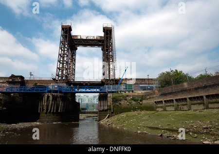 Ha'penny Fußgängerbrücke gegen die Aufhebung Brücke über den Fluss Ravensbourne Nebenfluss der Themse Creek Deptford London UK Stockfoto