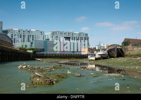 Laban Dance centre durch den Fluss Ravensbourne ein Nebenfluss der Themse an der Creek Deptford London UK Stockfoto