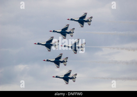 Air Force Thunderbird Jet-Flugzeuge auf Flügeln über Houston Air Show Stockfoto