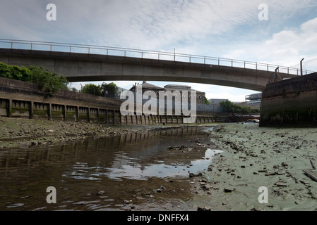 Fluß Ravensbourne ein Nebenfluss der Themse an der Creek Deptford London UK Stockfoto