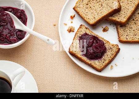 Frühstück Konzept - freie Scheiben frisch gebackene glutenfreie Brot mit Mandeln und Kokos Mehl und Leinsamen Essen Stockfoto