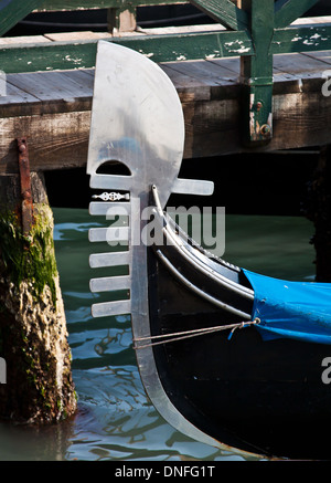 Bug der traditionelle venezianische Gondel in Venedig, Italien Stockfoto