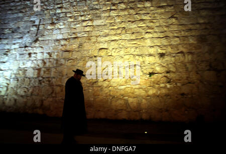 25. Dezember 2013 geht - Jerusalem - ein Ultra-orthodoxe Juden vorbei an Jaffa-Tor in der Jerusalemer Altstadt am Weihnachtstag. (Kredit-Bild: © Saeed Qaq/APA-Images/ZUMAPRESS.com) Stockfoto