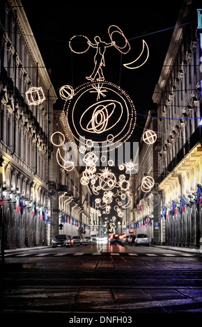 Via Roma in Turin Stadtzentrum (Italien) in der Nacht beleuchtet durch Weihnachtsbeleuchtung Stockfoto