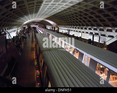 Passagiere an Bord Washington Metrorail Zug auf Plattform nach Reiseziel, Stockfoto