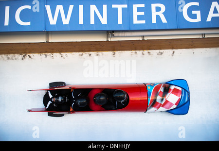 Der Kroate Bob racing Team im Eiskanal bei einem offiziellen Turnier im Winter Olympic Center in Park City, Utah. Stockfoto