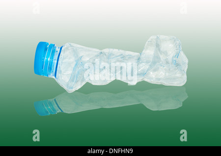 leere Plastikflaschen auf grünem Hintergrund Stockfoto